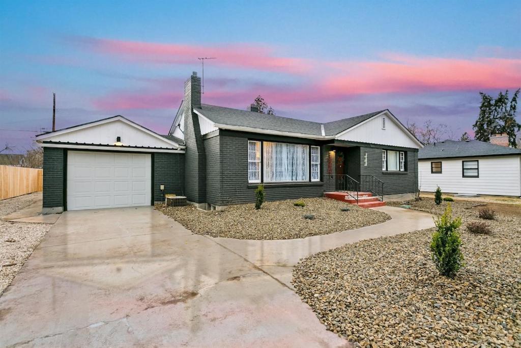 Cute Remodeled Midcentury Cottage On Boise Bench Exterior foto